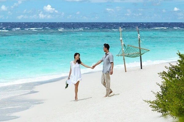Stunning white-sand beaches    romantic places
