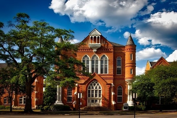 University of Alabama, Tuscaloosa, what is Alabama mostly known for