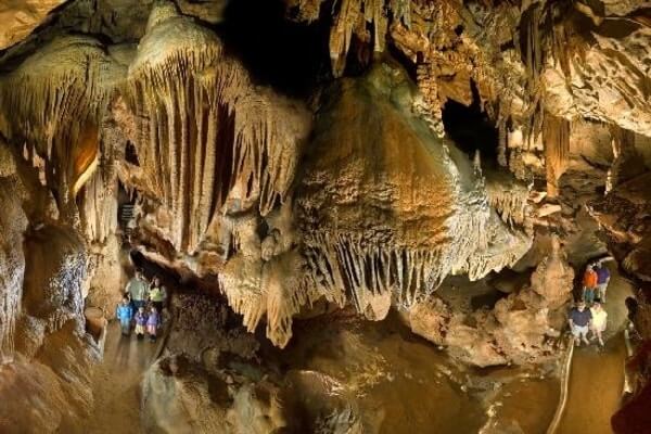 Historic Diamond Caverns; day trips from Nashville