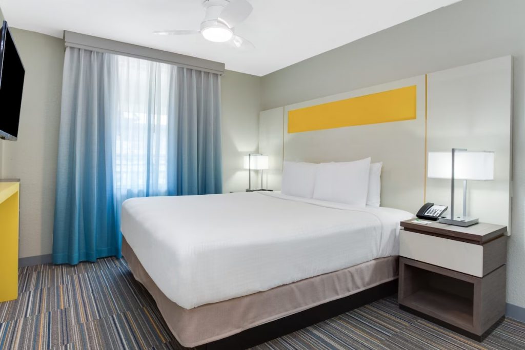 Holiday-Inn-Resort-Orlando-Suites-Bedroom